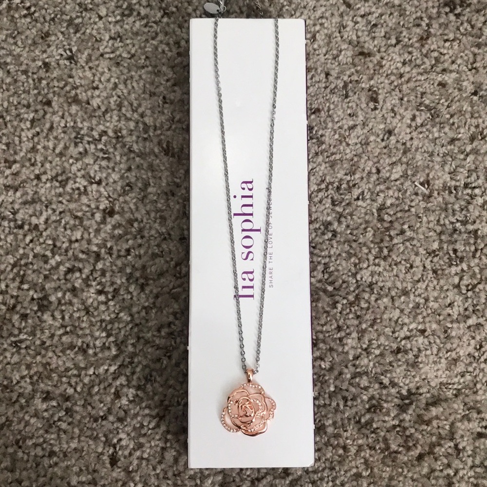 *DOWNSIZING*MAKE AN OFFER* Blushing Rosette